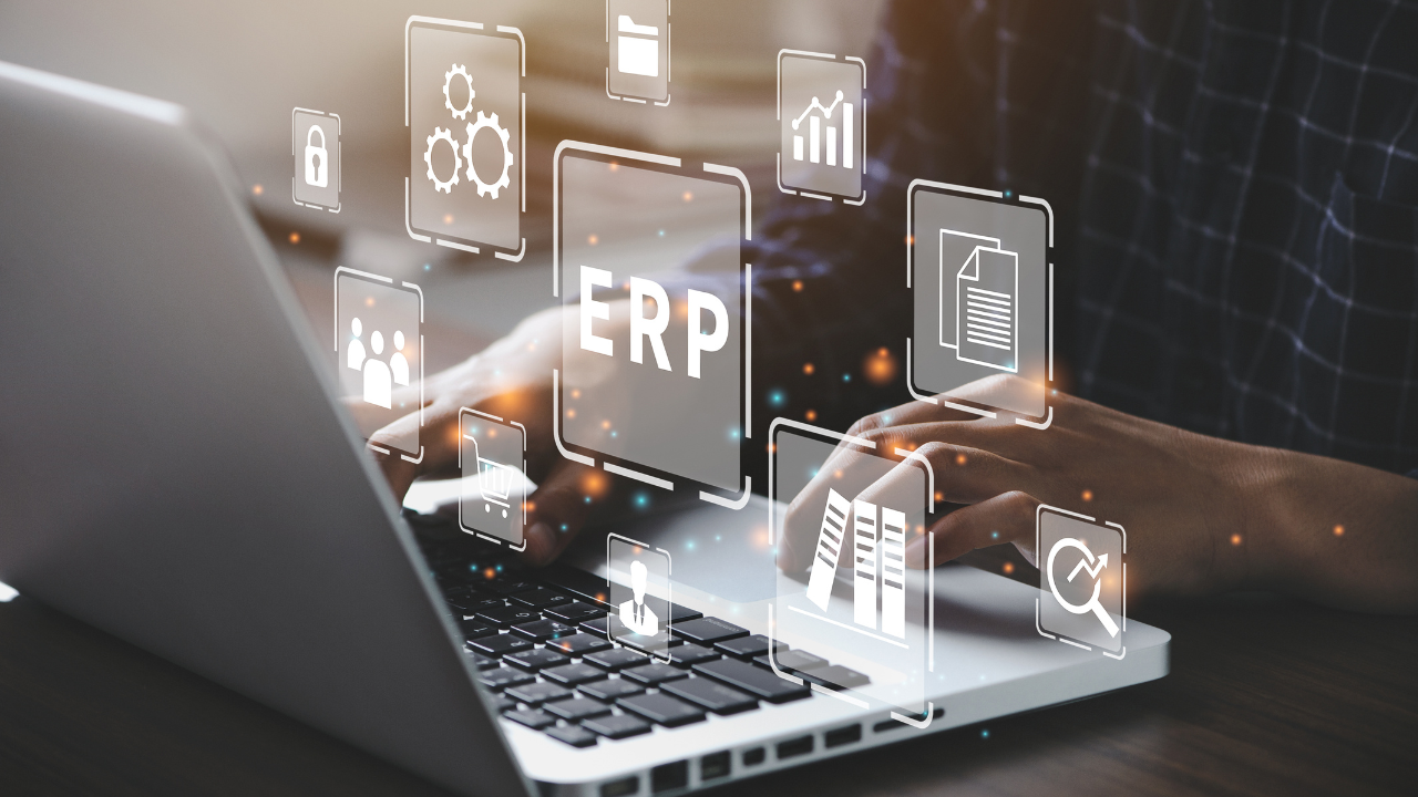 Imagem de um notebook aberto com elementos gráficos representando um ERP em nuvem