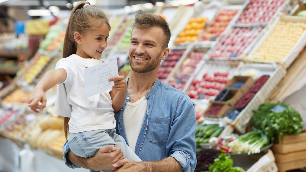 Pai e filha abraçados em um supermercado, representando a força do dia dos pais nesse segmento