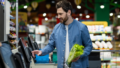 imagem de um cliente, homem, em um supermercado operando um painel de vendas para representar a evolução do varejo