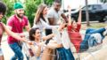 imagem de jovens da geração z em uma área externa se divertindo com carrinhos de supermercado