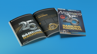 Revista da Anamaco em um fundo azul.
