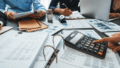 Equipe analisando relatórios financeiros com apoio de sistema para contabilidade, essencial para o varejo moderno
