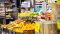 imagem de um supermercado com hortifruti em destaque e fundo desfocado para seção de frios e padaria, representando as possibilidades de setores com margem de lucro no supermercasdo