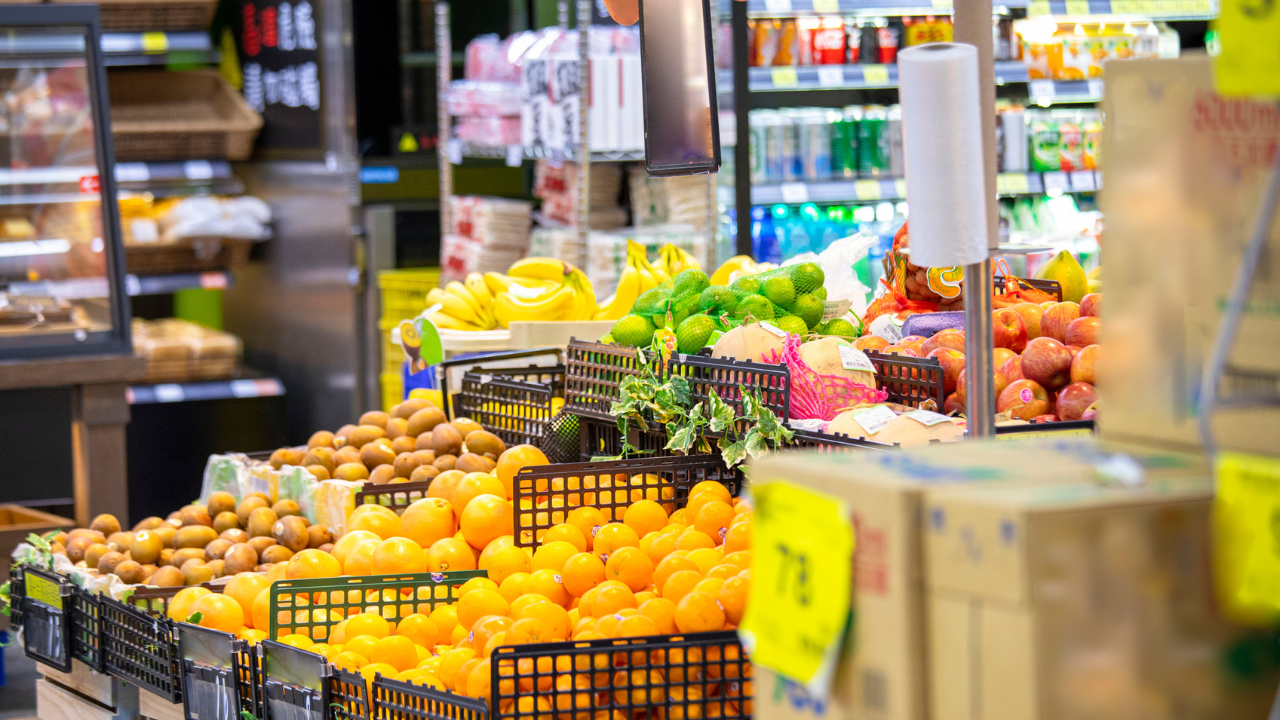 imagem de um supermercado com hortifruti em destaque e fundo desfocado para seção de frios e padaria, representando as possibilidades de setores com margem de lucro no supermercasdo