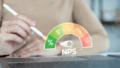 Pessoa interagindo com medidor de NPS em tela digital, representando o uso do NPS no varejo para avaliar a lealdade do cliente.