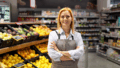 imagem de mulher de avental em um ambiente de trabalho, representando um case de sucesso em supermercado