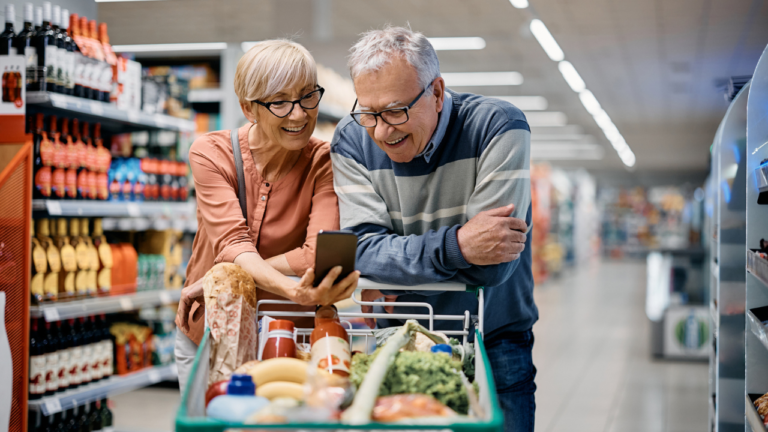 consumidor 60+ fazendo compras no varejo