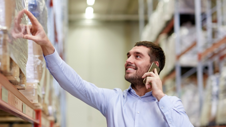 profissional de compras negociando com fornecedor ao telefone